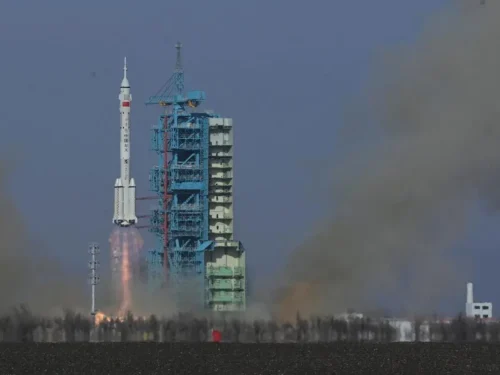 شلیک موشک حامل فضاپیمای چینی