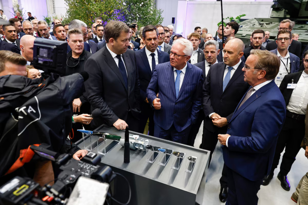 آرمین پاپرگر، مدیر عامل راین متال به همراه معاون صدراعظم آلمان، رییس جمهور بلغارستان، وزیر دفاع آلمان