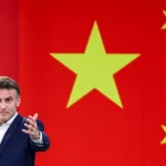 امانوئل مکرون رئیس جمهور فرانسه و پرچم چین