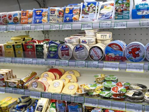 لبنیات وارداتی از اروپا در سوپرمارکت
