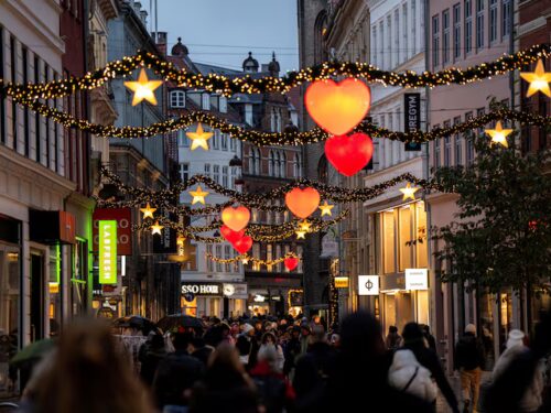 تزئینات و چراغ‌های کریسمس در خیابانی در کپنهاگ دانمارک