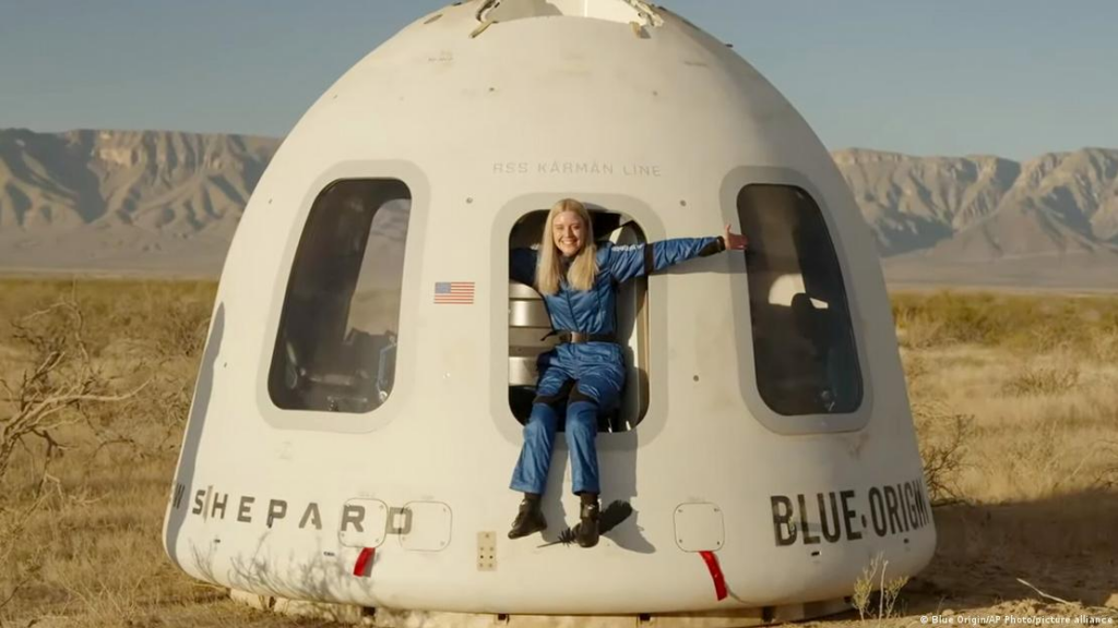 میخائلا بنتهاوس پس از فرود با فضاپیمای بلو اوریجین