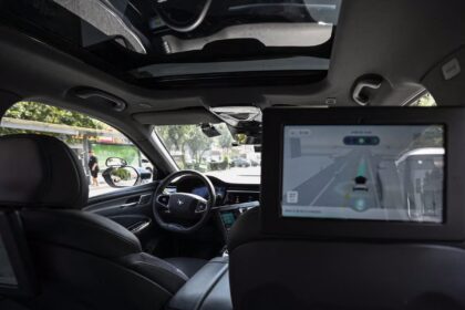 تاکسی خودران اوبر و لیفت - روبو تاکسی