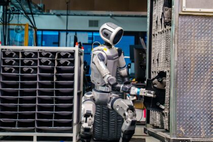 ربات انسان نمای بوستون داینامیکس اطلس در کارخانه