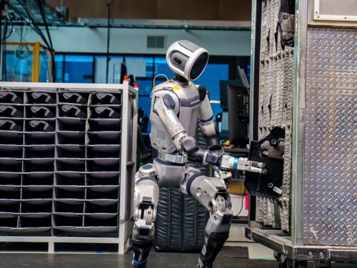 ربات انسان نمای بوستون داینامیکس اطلس در کارخانه