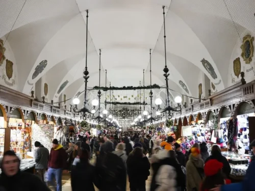 لهستانی‌ها در حال خرید برای کریسمس در شهر کراکوف