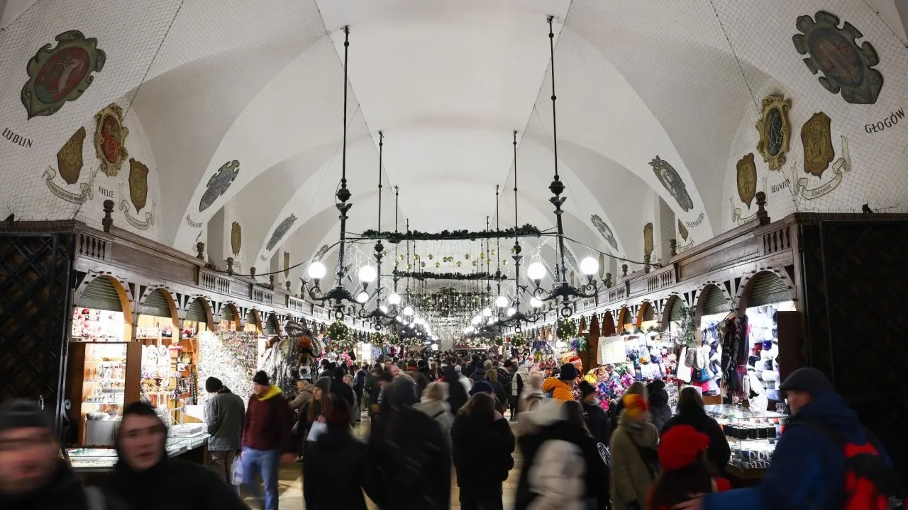لهستانیها در حال خرید برای کریسمس در شهر کراکوف