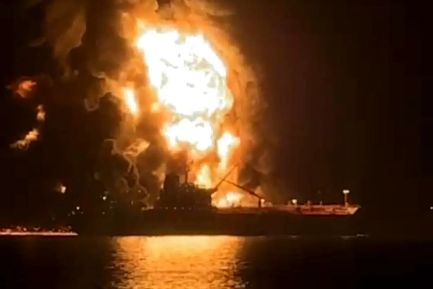 سوختن نفتکش در خلیج فارس