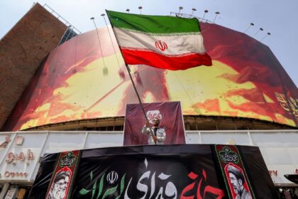 پرچم ایران در میدان ولیعصر تهران
