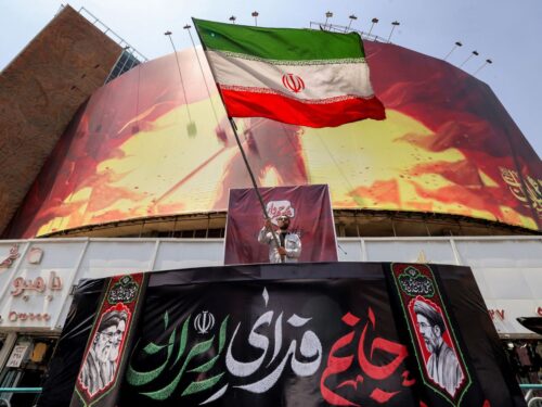 پرچم ایران در میدان ولیعصر تهران