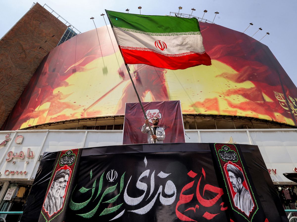 پرچم ایران در میدان ولیعصر تهران