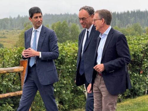 کوین وارش رییس بانک مرکزی ایالات متحده در کنار روسای بانک مرکزی کانادا و بریتانیا