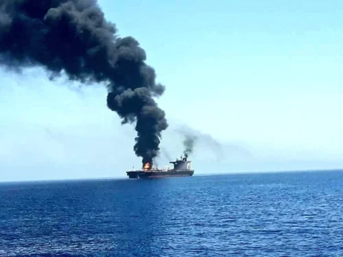 نفتکش در حال سوختن پس از اصابت موشک