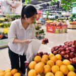 یک مشتری ویتنامی در حال خرید در یک فروشگاه زنجیره‌ای